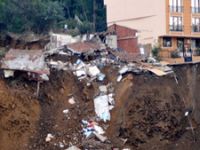 Üsküdar'da belediye inşaatında çökme