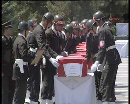 13 şehit için yapılan ilk tören 1