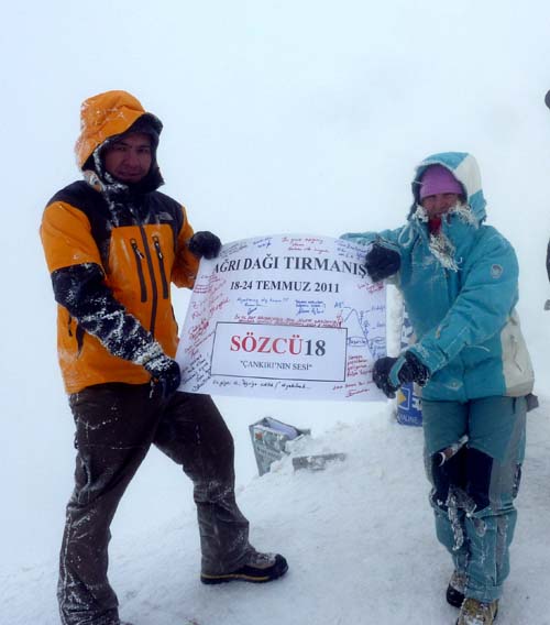 Çankırılı dağcı ve Sözcü18 Ağrı Dağının zirvesinde 12
