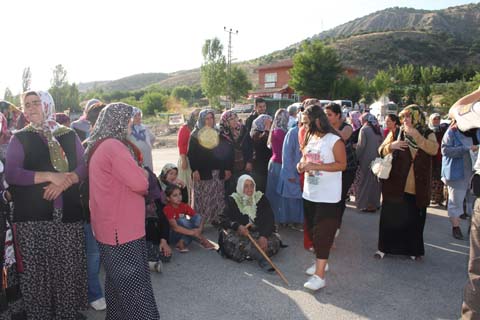 Çörekçilerde kadınlar E-80i trafiğe kapadılar 12