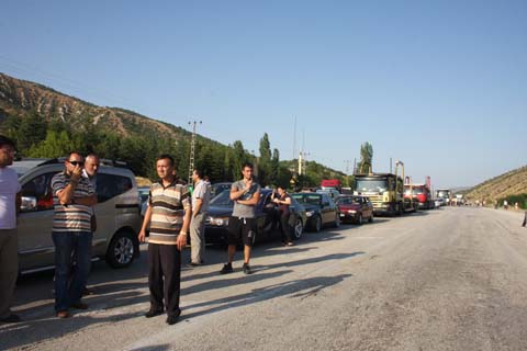 Çörekçilerde kadınlar E-80i trafiğe kapadılar 13