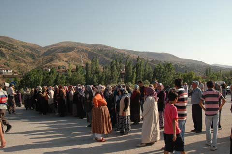 Çörekçilerde kadınlar E-80i trafiğe kapadılar 6