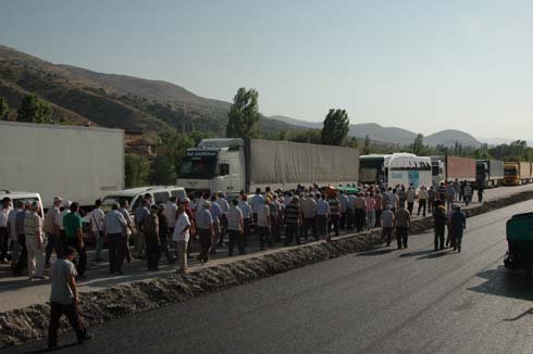 Çörekçilerde kadınlar E-80i trafiğe kapadılar 7
