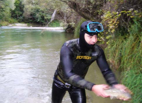 Ertuğrul Uzunoğlunun zıpkınla balık avlama hobisi 1