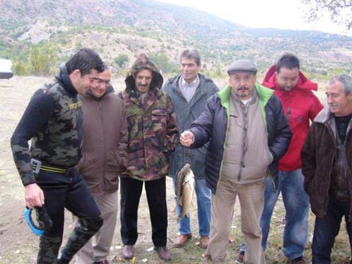 Ertuğrul Uzunoğlunun zıpkınla balık avlama hobisi 4