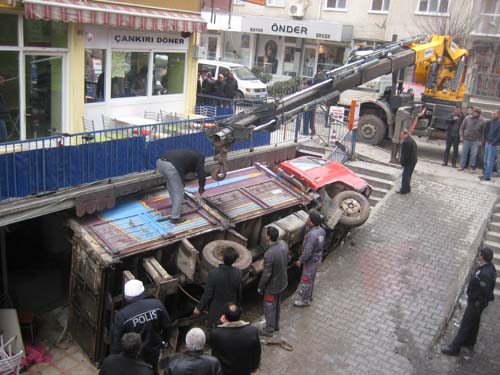 Şans eseri can kaybı yok 11