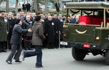 Şehit oğlunun tabutunun arkasından ağlatan koşu 2