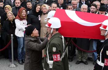 Şehit oğlunun tabutunun arkasından ağlatan koşu 3