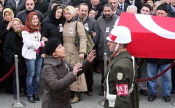 Şehit oğlunun tabutunun arkasından ağlatan koşu 4