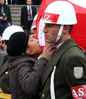 Şehit oğlunun tabutunun arkasından ağlatan koşu 5