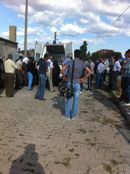 Kurşunlu şehidine ağlıyor 1