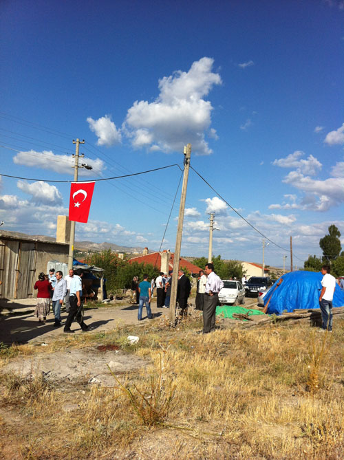 Kurşunlu şehidine ağlıyor 3