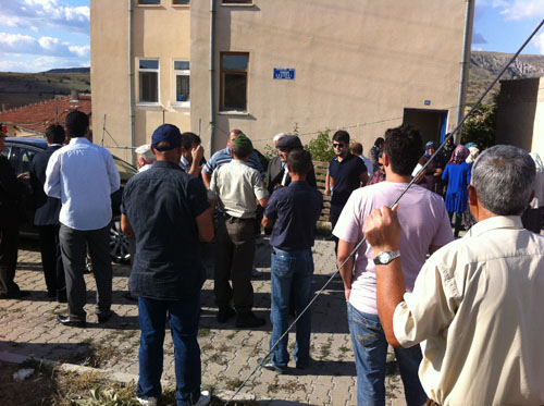 Kurşunlu şehidine ağlıyor 5