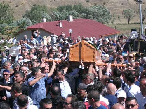 Vahap Yartaş'ı binler uğurladı 12