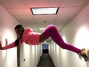 Kalçaları fenomen oldu!