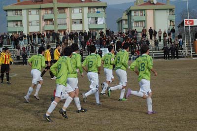 Ilgazspor Yapraklı Belediyespor engelini 2-1le geçti 9