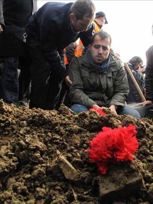 İlker Yasin Solmazın eşi Defneye vedası 2