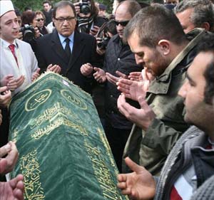 İlker Yasin Solmazın eşi Defneye vedası 5