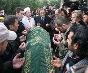 İlker Yasin Solmazın eşi Defneye vedası 7
