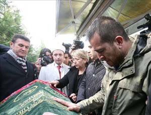 İlker Yasin Solmazın eşi Defneye vedası 8