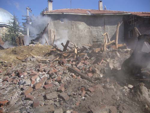 Eldivanda çıkan yangında 4 ev tamamen yandı 1