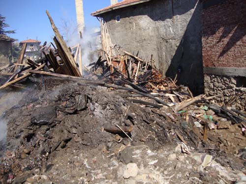 Eldivanda çıkan yangında 4 ev tamamen yandı 5