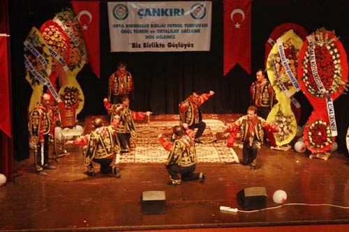 Sevgi Petek söyledi, Ortalılar coştu 5