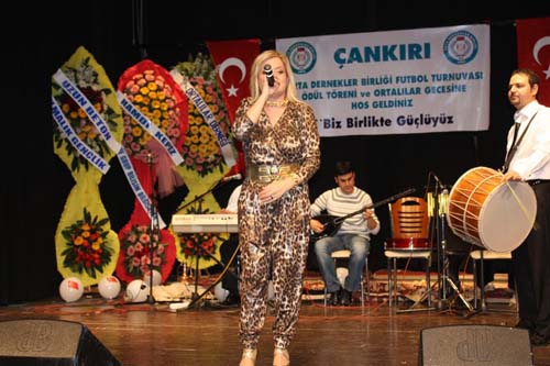 Sevgi Petek söyledi, Ortalılar coştu 7