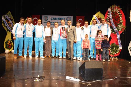 Sevgi Petek söyledi, Ortalılar coştu 9