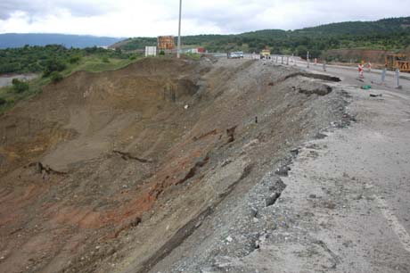 İndağındaki duble yol canlı canlı kayıyor 2