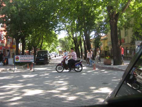 Başbakan geliyor ya, her yol paris! 1