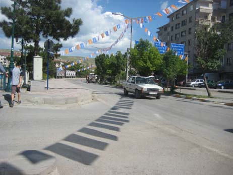 Başbakan geliyor ya, her yol paris! 2