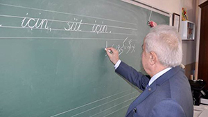 Edirne Valisi tahtaya Osmanlıca 'süt için' yazdı