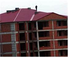 Cinayet zanlısı çıktığı çatıdan inmiyor