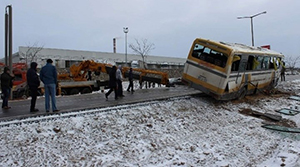 Kırşehir'de işçi servisi devrildi: 7 yaralı
