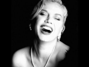 Sezen Aksu ayak bileğini kırdı!