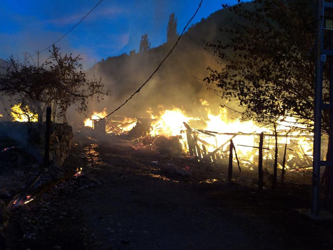 Kastamonu Araç�ta yangın&hellip; 9 ev 2 ahır kül oldu!