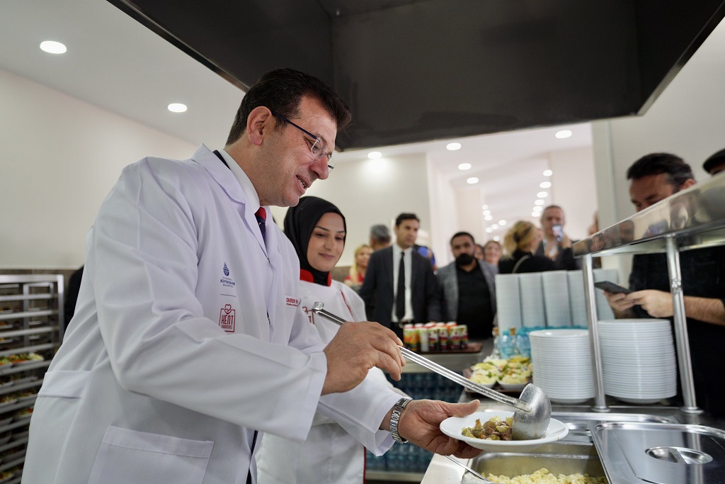Ekrem İmamoğlu'ndan öğrencilere 'bol kepçe'