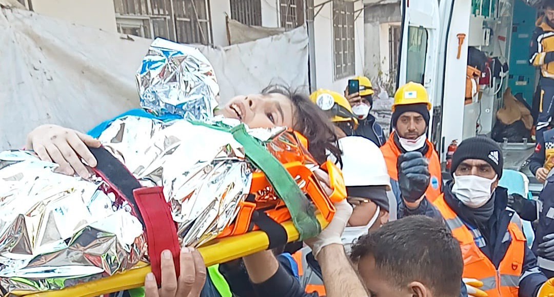 Hatay’da mucize: 129'uncu saatte 2 kız kardeş enkazdan sağ çıkarıldı