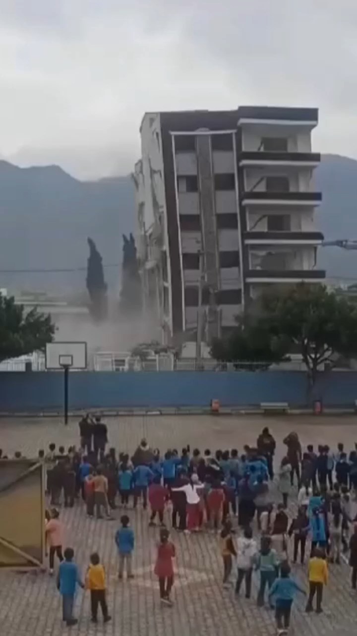 Okul yanında yıkım... Bahçedeki öğrenciler koşarak kaçtı