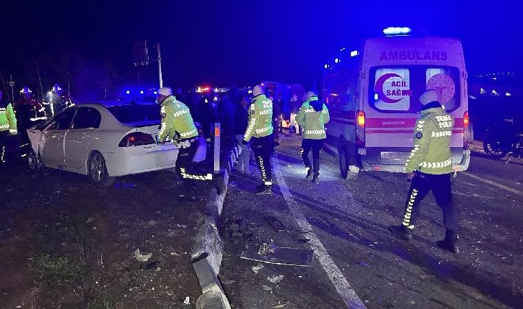 Uşak'ta işçi servisi ile otomobil çarpıştı: Çok sayıda yaralı var!