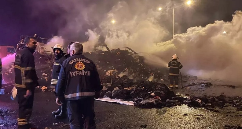 TAG Otoyolu'nda TIR ve otomobil yandı: 1 ölü, 19 yaralı