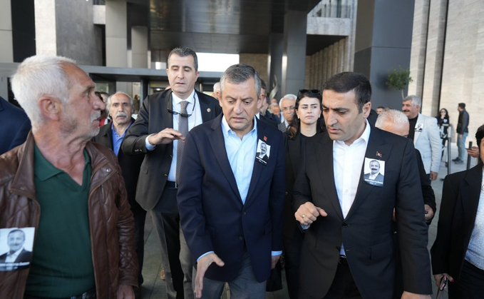 CHP lideri Özgür Özel'e cenaze çıkışı yumruklu saldırı!