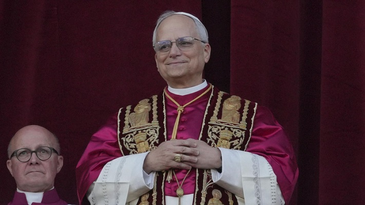 Vatikan'da Beyaz duman yükseldi! Yeni Papa seçildi