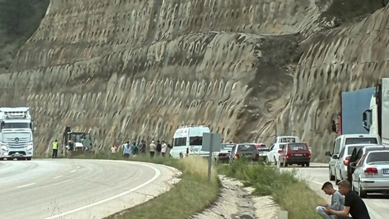 Tokat'ta heyelan paniği: D-100 kara yolu tek yönlü ulaşıma kapandı!