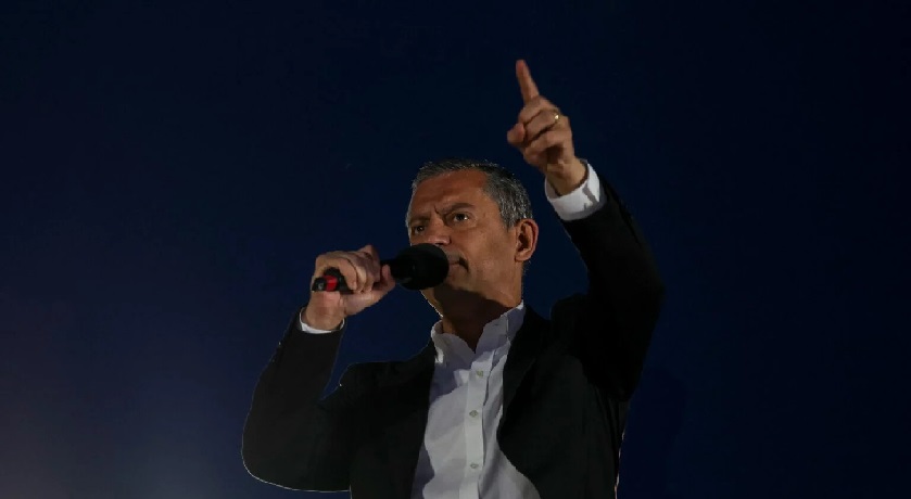 Onbinler İmamoğlu için Esenler’de! Özgür Özel'den emekliler için 'ara zam' çıkışı