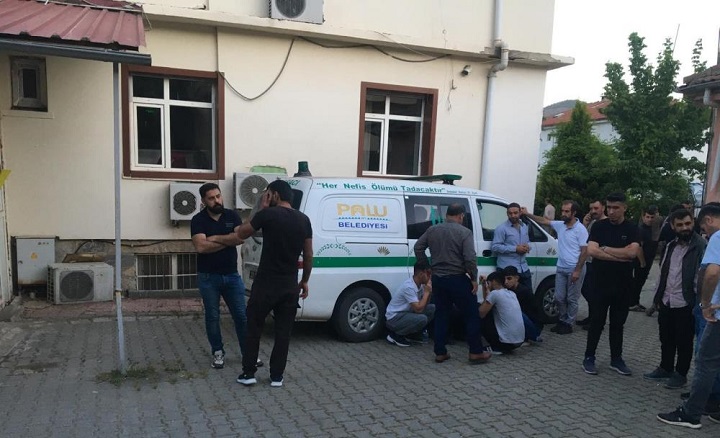Elazığ'da 14 yaşındaki çocuk dehşet saçtı: Babası öldü, annesi yaralı