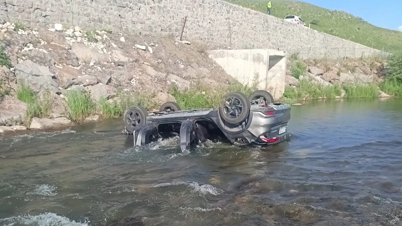 Erzurum'da dereye uçan otomobildeki 3 kişilik aile yok oldu