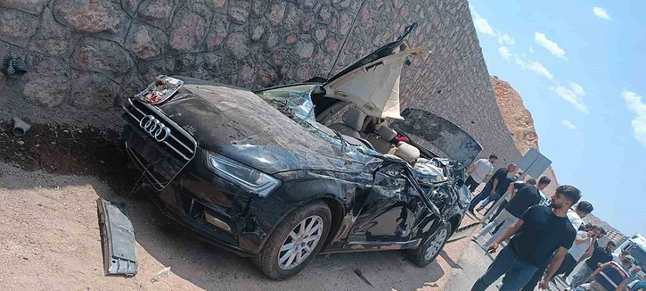 Siirt'te kamyon ile otomobil çarpıştı: 1 can kaybı, 4 yaralı