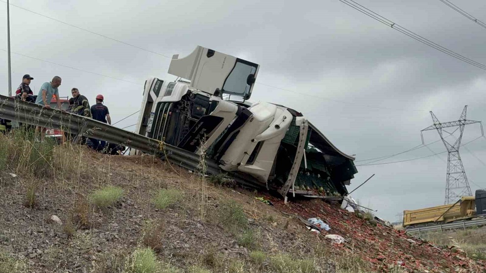 Kocaeli'de karpuz yüklü TIR devrildi: 1 can kaybı, 3 yaralı